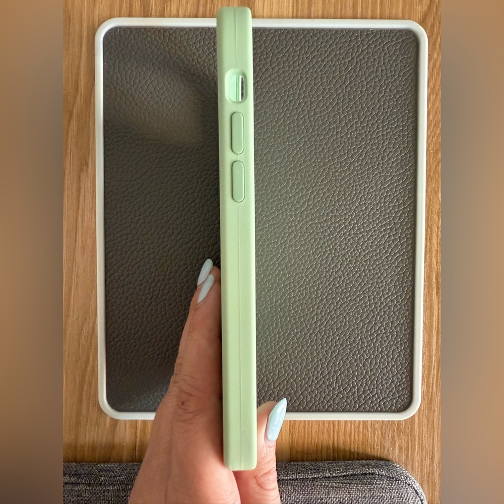 Apple Green iPhone 14 Pro Silicone MagSafe Case - Picture 2 of 4